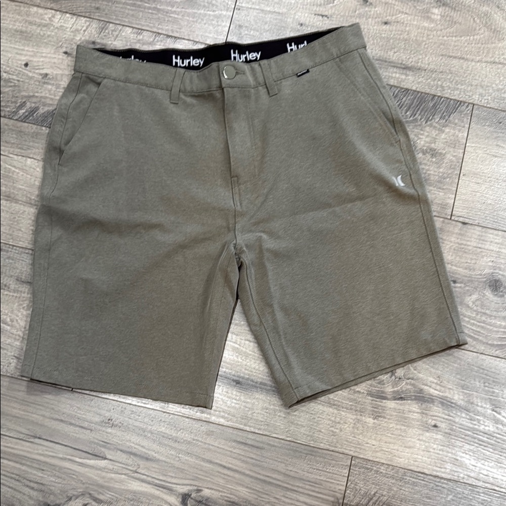 Hurley Green Flat Front Men’s 36” shorts for Casual Style